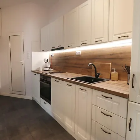 New Modern & Sunny Womens Market Appartement