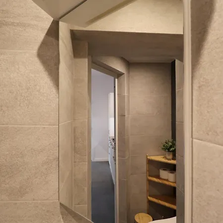 New Modern & Sunny Womens Market Appartement