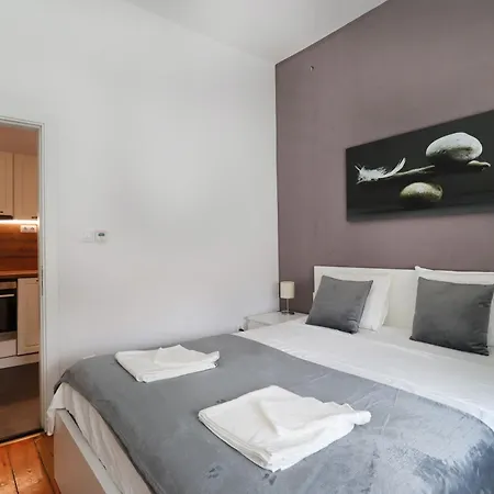 New Modern & Sunny Womens Market Apartment *